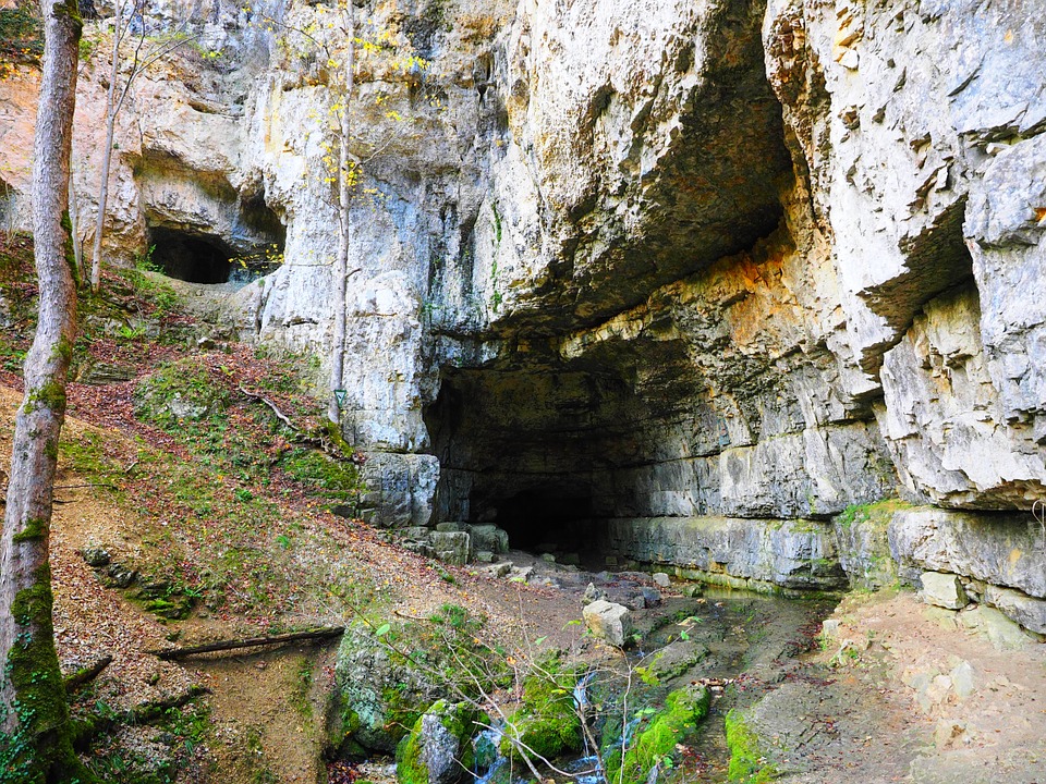 Les coves, assentaments humans al llarg de la història a Catalunya.