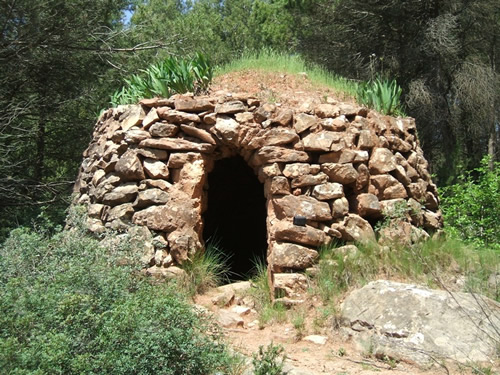 Reconstrucció d'una barraca de vinya a Begues